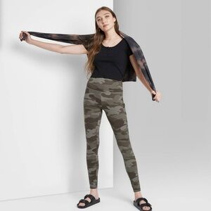 Wild Fable Camo Leggings with cargo side pockets​​ XL‎
